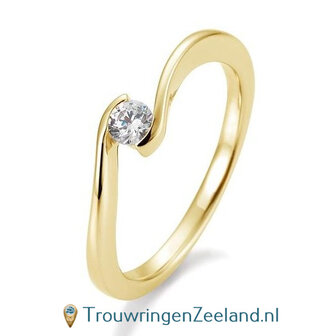 Verlovingsring geelgoud golvend met 0,15 ct diamant in 14 of 18 karaat  vanaf