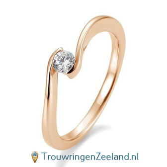 Verlovingsring ros&eacute;goud golvend met 0,15 ct diamant in 14 of 18 karaat  vanaf