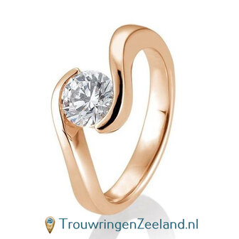 Verlovingsring ros&eacute;goud golvend met 1,00 ct diamant in 14 of 18 karaat  vanaf