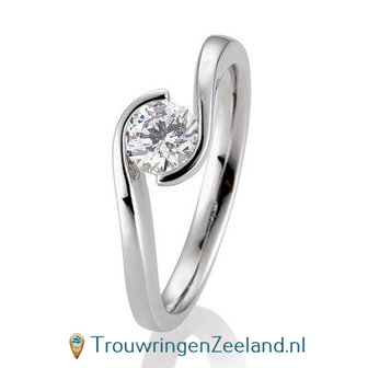 Verlovingsring platina 950 golvend met 0,60 ct diamant