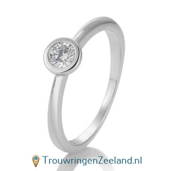 Verlovingsring witgoud met ronde zetting en 0,25 ct diamant in 14 of 18 karaat 