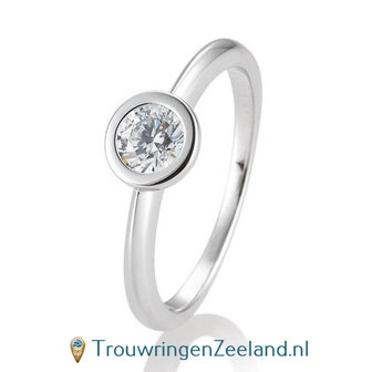 Verlovingsring witgoud met ronde zetting en 0,50 ct diamant in 14 of 18 karaat 