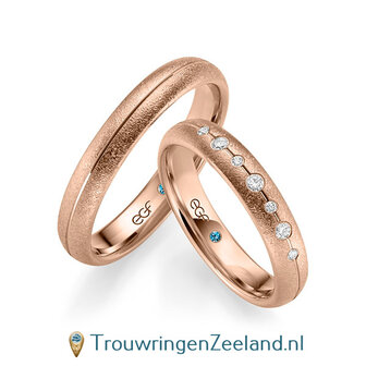 Trouwringen in 14 karaat geelgoud met glamour bewerking en in de damesring 3 grote en 4 kleinere diamanten