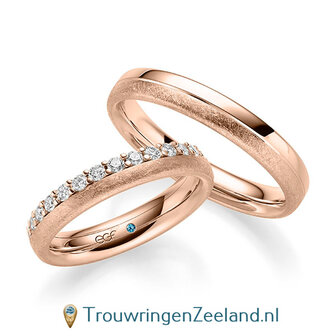 Trouwringen in 14/18 karaat ros&eacute;goud icemat en glans met een kroonzetting van 14 diamanten - halve ring - in de damesring