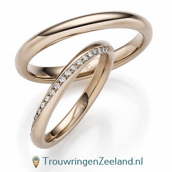 Trouwringen in 14/18 karaat champagne goud glans met in de damesring 19 diamanten gedraaid over de ring 