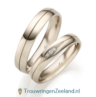 Trouwringen in 14/18 karaat champagne goud glans met middenbaan en oogzetting met 3 diamanten in de damesring 