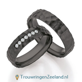 Trouwringen in Zirkonium gehamerd mat met in de damesring 7 diamanten  