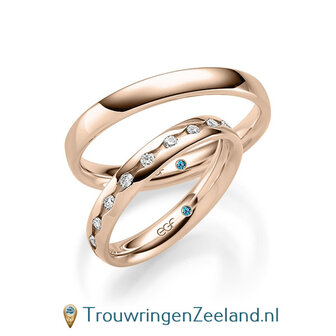 Trouwringen in 14/18 karaat ros&eacute;goud glans met in de damesring 19 diamanten geheel rondom waarbij elke diamant als een oog is gezet.