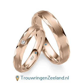 Trouwringen in 14/18 karaat geelgoud facetgeslepen met middendeel mat en in de damesring 1 diamant princess geslepen 