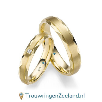 Trouwringen in 14/18 karaat geelgoud facetgeslepen met middendeel mat en in de damesring 1 diamant princess geslepen 