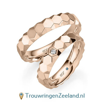 Trouwringen in 14/18 karaat ros&eacute;goud facetgeslepen glans en in de damesring 1 diamant in zeskant zetting