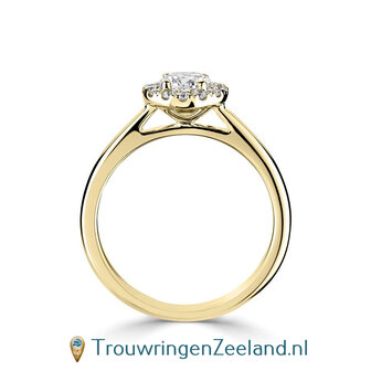 Verlovingsring in 14 karaat geelgoud type Halo rond met midden diamant van 4,5 mm 0,33 ct en rondom 12 kleinere diamanten