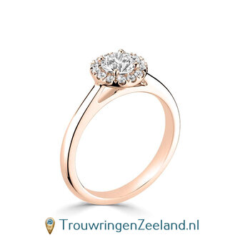 Verlovingsring in 14 karaat roodgoud type Halo rond met midden diamant van 4,5 mm 0,33 ct en rondom 12 kleinere diamanten