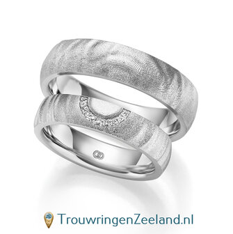 Trouwringen met geluidsgolven &quot;Zweiklang&quot; in witgoud breed met diamanten