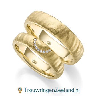 Trouwringen met geluidsgolven &quot;Zweiklang&quot; in geelgoud breed met diamanten