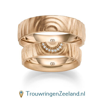 Trouwringen met geluidsgolven &quot;Zweiklang&quot; in roodgoud breed met diamanten