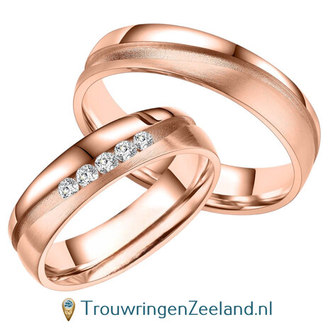 Trouwringen in 8*/14/18 karaat roségoud met in de damesring 5 diamanten per paar