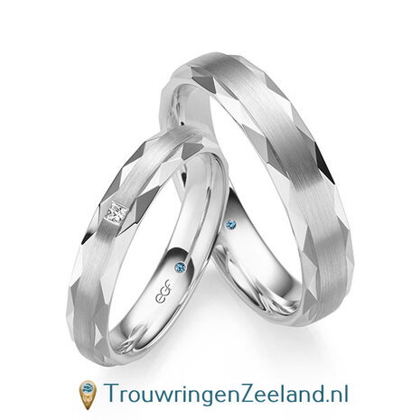 Trouwringen in 14/18 karaat witgoud facetgeslepen met middendeel mat en in de damesring 1 diamant princess geslepen 