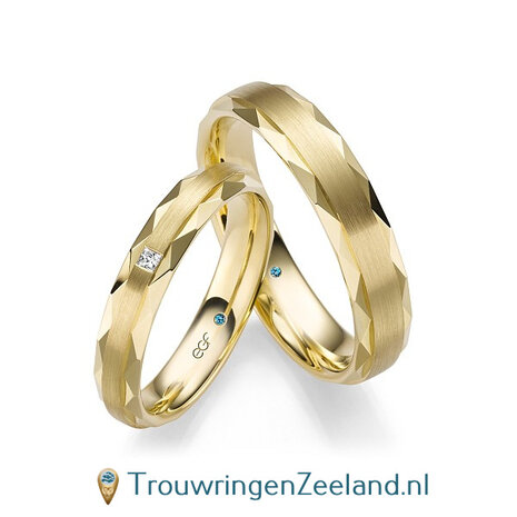 Trouwringen in 14/18 karaat witgoud facetgeslepen met middendeel mat en in de damesring 1 diamant princess geslepen 