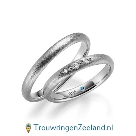 Trouwringen in 14/18 karaat witgoud glamour met in de damesring 3 diamanten en rondom 4 parelpuntjes