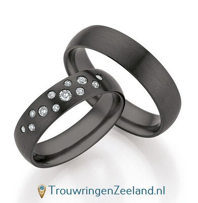 Trouwringen in Zirkonium in gladde mattering en in de damesring 12 diamanten als sterrenhemel