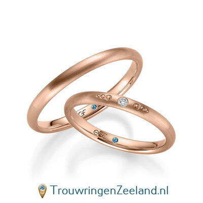 Trouwringen in 14/18 karaat roségoud mat met in de damesring 1 diamant