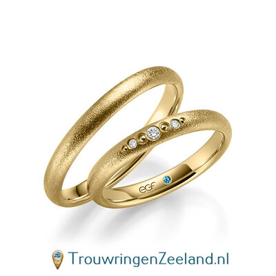 Trouwringen in 14/18 karaat geelgoud glamour met in de damesring 3 diamanten en rondom 4 parelpuntjes