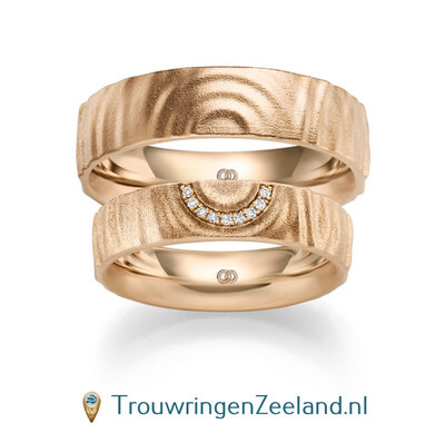 Trouwringen met geluidsgolven "Zweiklang" in roodgoud breed met diamanten